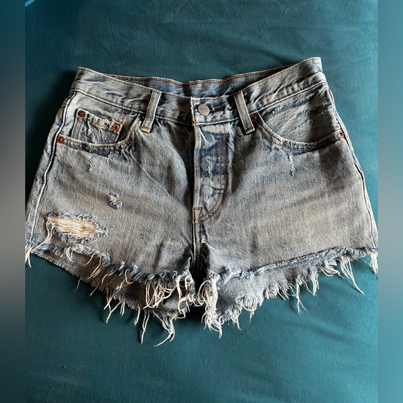 Levi’s 501 Frayed Light Wash Denim Short Shorts W25” - Picture 1 of 5